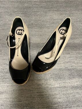 Gucci Black and Cream Patent Peep-Toe Wedge Sandals with Ankle Strap